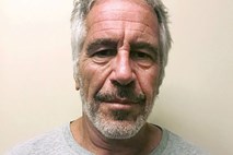 V povezavi z Epsteinovim samomorom prijeli dva paznika