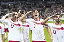 Turški nogometaš zaradi podpore turški vojski brez službe v Nemčiji