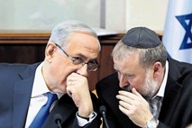 Netanjahu obtožen, odstopil ne bo