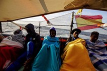 Italija dovolila vplutje humanitarni ladji z 213 migranti