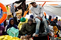 Italija dovolila pristanek tudi španski ladji z 62 migranti na krovu