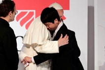 Papež z žrtvami trojne katastrofe leta 2011