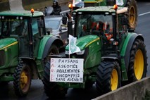 Francoski kmetje s traktorji na protest v Pariz