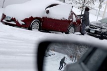 #foto Zimska neurja pred prazniki v ZDA povzročajo težave v prometu