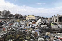 #foto Gora nevarnih odpadkov sredi Ljubljane, našli tudi odsluženi rentgen