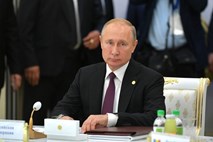 Putin podpisal zakon, ki omogoča označevanje novinarjev kot tujih agentov
