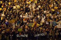 Tisoče protestnikov na ulicah Madrida zahtevalo odločno podnebno ukrepanje