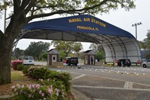 Savdski pilot v pomorskem oporišču na Floridi ubil tri ljudi