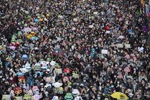 V Hongkongu z množičnimi demonstracijami obeležujejo pol leta protestov