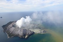 #foto #video Izbruh vulkana na Novi Zelandiji zahteval najmanj pet smrtnih žrtev