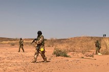 Napad na vojaško oporišče v Nigru zahteval več deset smrtnih žrtev