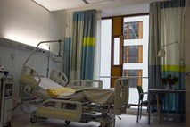 Obiske omejili v novomeški bolnišnici, v Kliniki Golnik zaprli oddelek za tuberkulozo