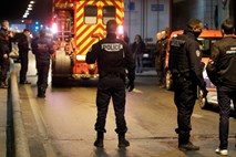 Policija v Parizu ubila moškega, ki jim je grozil s hladnim orožjem