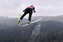 Veter v Klingenthalu močno nagaja skakalcem in skakalkam