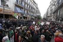 V Alžiriji policija aretirala skoraj 400 protestnikov