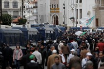 Več tisoč Alžircev protestira proti novemu predsedniku