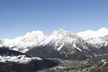 V snežnih plazovih na avstrijskem Koroškem in v Švici domnevno zasuti ljudje