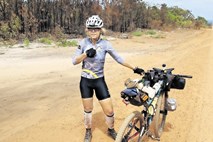 Gradbenica na kolesu je Avstralijo prekolesarila trikrat