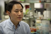 Kitajski znanstvenik, ki je ustvaril gensko spremenjena dojenčka, obsojen na zaporno kazen