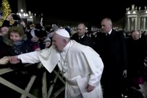 Papež se je opravičil, ker je vernico udaril po roki