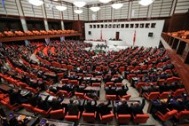 Turški parlament podprl napotitev vojakov v Libijo