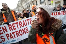 Več tisoč Francozov znova protestiralo proti pokojninski reformi