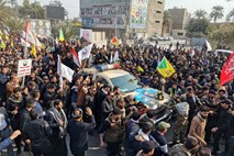 Več tisoč Iračanov na žalni slovesnosti za ubitima poveljnikoma