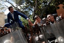 #video Juan Guaido plezal čez ograjo, da bi prišel v parlament, Luis Parra novi predsednik parlamenta 
