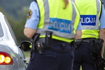 25-letnik iz okolice Maribora brez vozniškega dovoljenja povzročil več nesreč