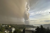 #foto Na Filipinih zaradi izbruha vulkana evakuirali več tisoč ljudi