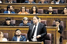 Dva Katalonca danes prvič na seji evropskega parlamenta, tretjemu so mandat odvzeli na zahtevo Španije