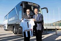 Nogometaši Udineseja na sodobnem slovenskem avtobusu