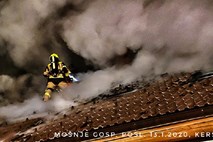 #foto Sto gasilcev nad obsežen požar gospodarskega poslopja v Radovljici