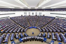 Evropski poslanci ocenili, da se stanje vladavine prave na Madžarskem in Poljskem slabša