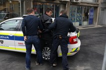 #foto Policijsko posredovanje na sedežu JP Ljubljanska parkirišča in tržnice zaradi (pre)visoke položnice