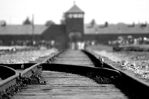 V Izraelu in na Poljskem osredji spominski slovesnosti ob 75. obletnici osvoboditve Auschwitza