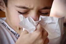 Na številnih šolah izbruhi viroz, tudi gripe