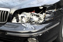 Zavarovalniške goljufije pri poškodbah vozil in v prometu: Za nekaj evrov pripravljeni tvegati svojo glavo
