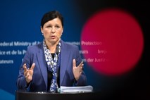 Jourova zaskrbljena zaradi kampanje proti sodnikom na Poljskem