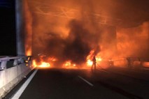 #foto #video Na italijanski avtocesti dramatičen poskus ropa oklepnega vozila