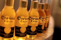 Koronavirus nima nikakršne povezave s pivom Corona