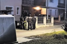 Uboj v Polzeli: Maminega partnerja pokončal s sekiro, predal se je Avstrijcem