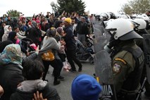 Grška policija s solzivcem nad migrante na Lezbosu