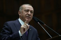 Erdogan poziva Sirijo, naj se umakne s turških opazovalnih točk v Idlibu