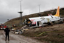 Po nesreči letala v Istanbulu število mrtvih naraslo na tri
