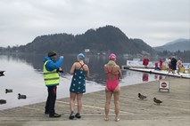 Plavalci priporočajo nekaj zamahov v Blejskem jezeru