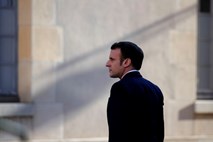 Macron: Evropejci v morebitnih novih oboroževalnih tekmah ne smejo ostati opazovalci