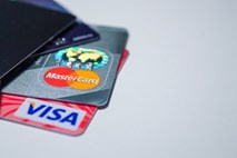 Velenjski policisti obravnavali storilca zlorabe bančnih kartic in več goljufij