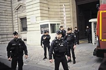 Policija v Parizu pridržala več kot 30 rumenih jopičev