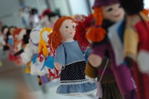 Prodaja modnih Unicefovih punčk iz cunj za dobrodelne namene